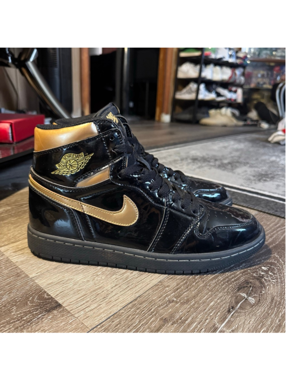 Nike Air Jordan Retro 1 High Black Metallic Gold Size 9.5